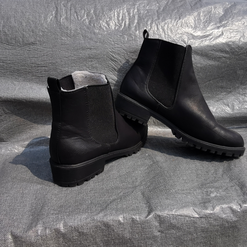 DLG black slip on boots US size 10 elastics side black outer white inside